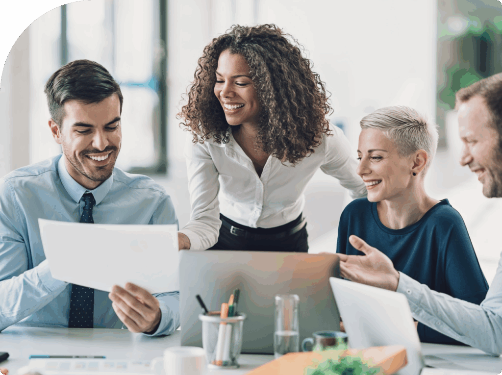 Personnes travaillant joyeusement dans une salle de réunion.