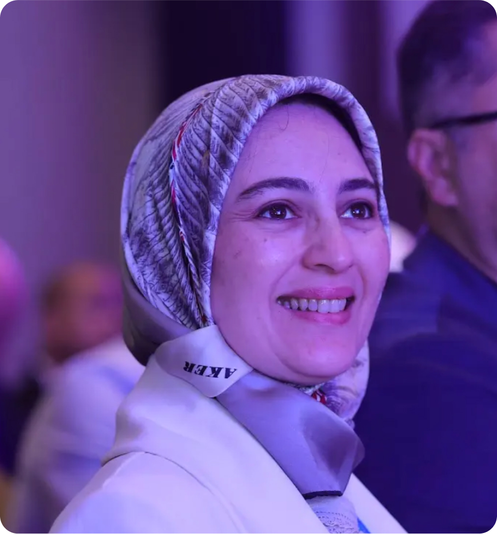 Homme et femme regardant vers le lieu de l’événement.