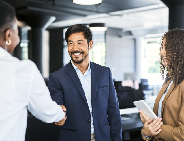 Homme d’affaires souriant serrant la main d’un collègue.