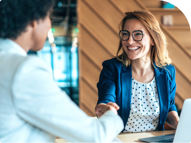 Poignée de main scellant un nouveau contrat.